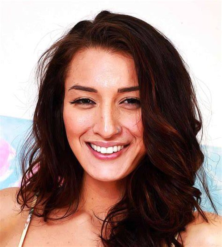 Bella Rolland (Actress) Age, Height, Weight, Videos, Biography