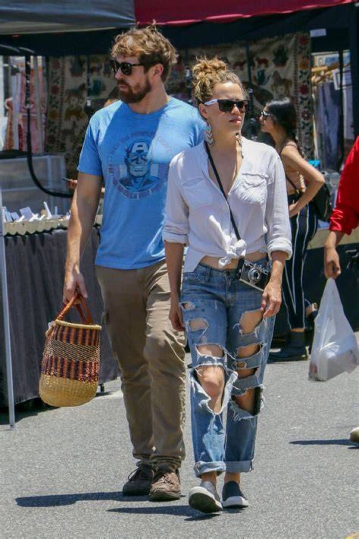 Bethany Joy Lenz with boyfriend at the farmers market 04 GotCeleb