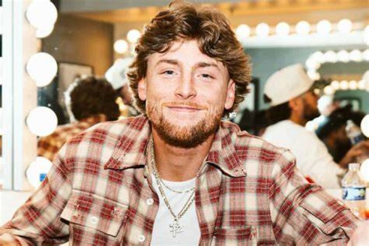 Country Breakout Bailey Zimmerman Promises &lsquo;Fall In Love&rsquo; Is Just the