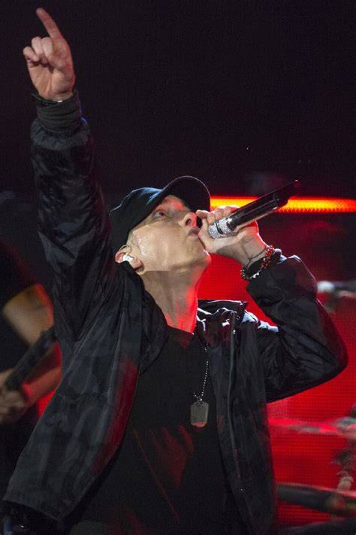Eminem's ridiculously baggy sweatsuit. Eminem style, Eminem, Eminem