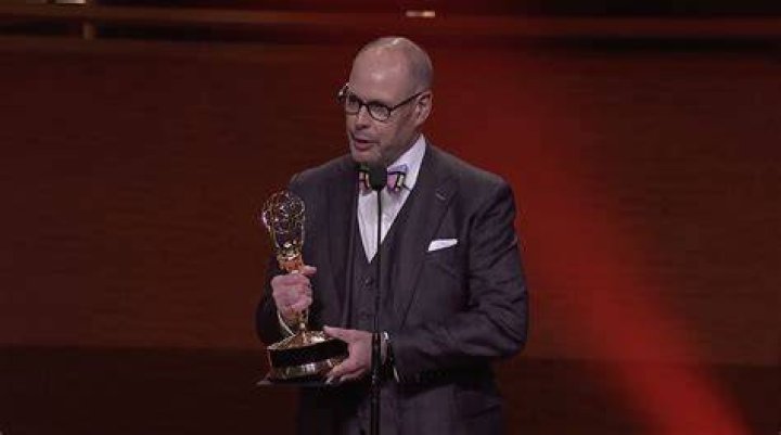 Ernie Johnson gives his Sports Emmy to Stuart Scott's family