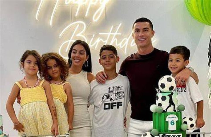 Filhos de Ronaldo se re&uacute;nem em para casamento do pai e Celina