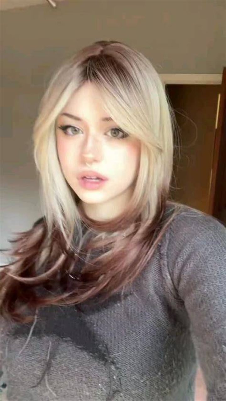 Hannah Owo, kadınlar, model, esmer, g&ouml;mlek, mini etek, kadınlar i&ccedil;eride