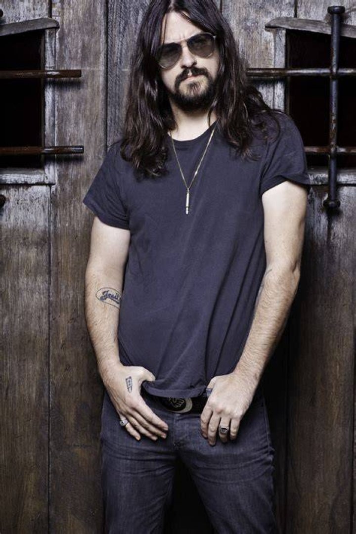 INSTORE & CONTEST Shooter Jennings on Saturday, November 6th at 5pm
