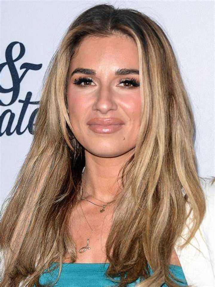 Jessie James Decker's Height, Weight, Body Measurements, Biography