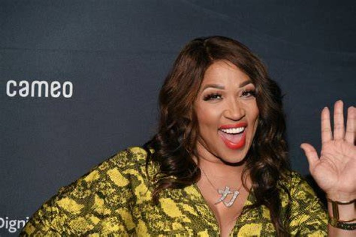 Kym Whitley 2024 dating, net worth, tattoos, smoking & body