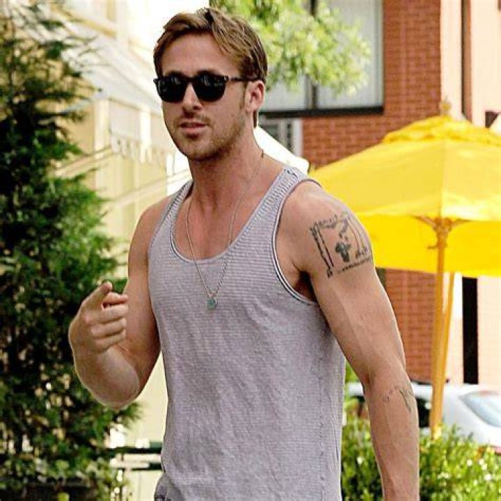 Photo ryan gosling shows off piano skills in bts look from la la land