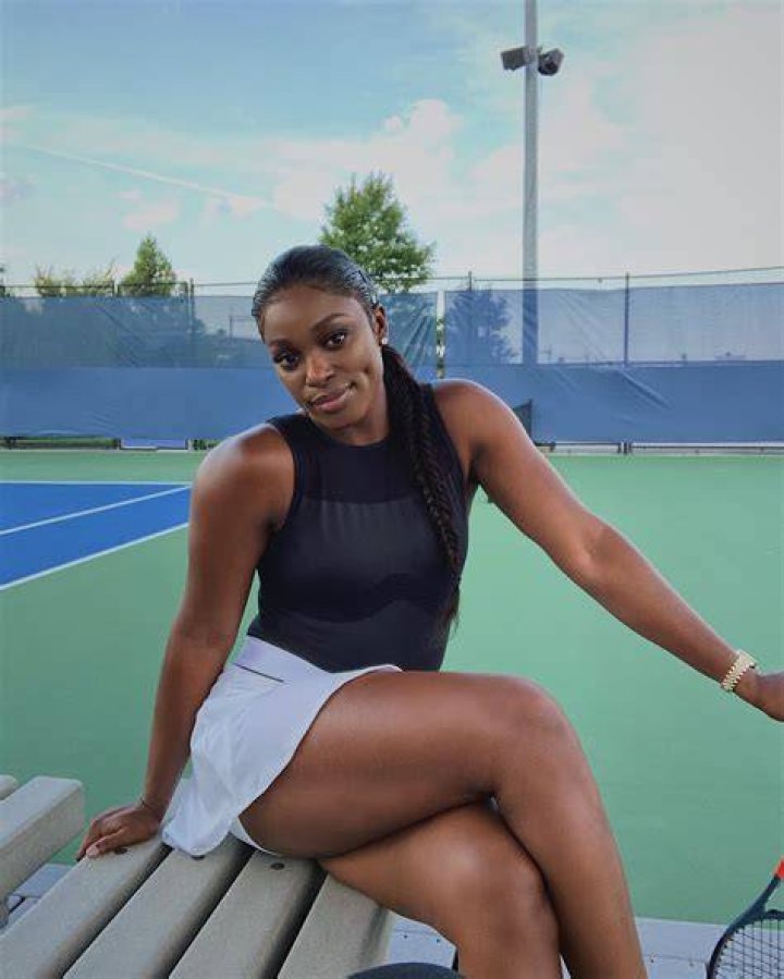 PHOTO Sloane Stephens of the U.S. embraces her mother Sybil Smith