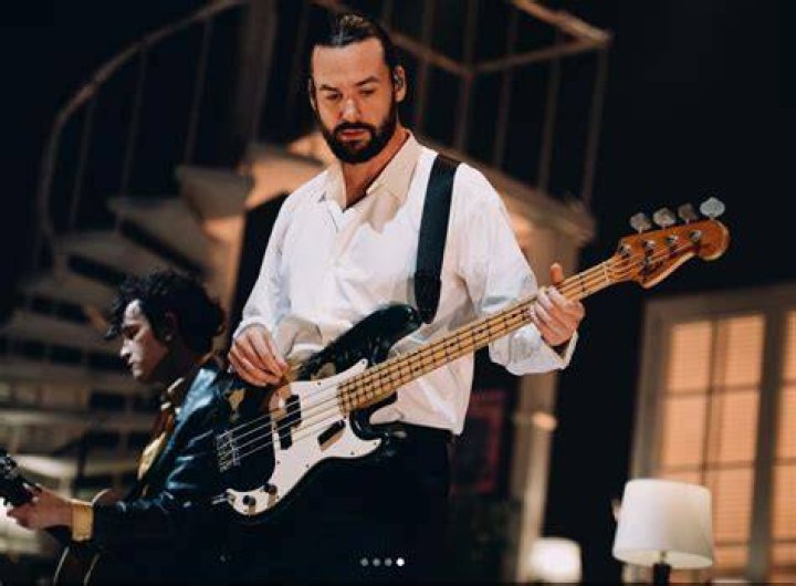 // ross macdonald 🖤 // Ross macdonald the 1975, Ross, The 1975