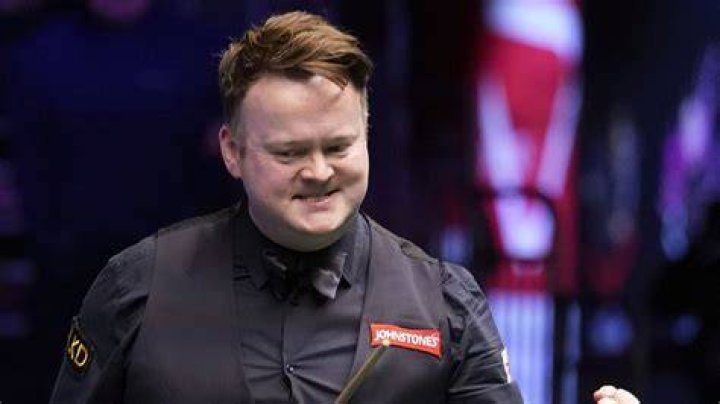 Shaun Murphy poses with his father Tony and the trophy after winning