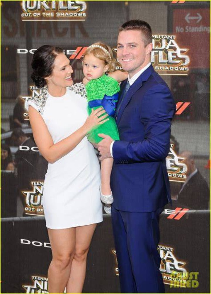 Stephen Amell Brings His Family to 'TMNT' Premiere! Photo 975027