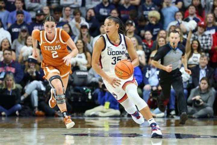 The Hot Streak Continues Azzi Fudd Drops 32 As UConn Topples No. 3