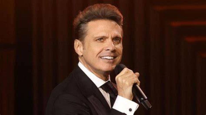 This is what Luis Miguel did when he met Aracely Armbula Latest