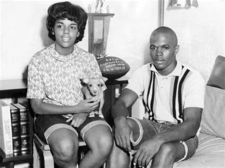 Uncovering The Life Of Gale Sayers' First Wife