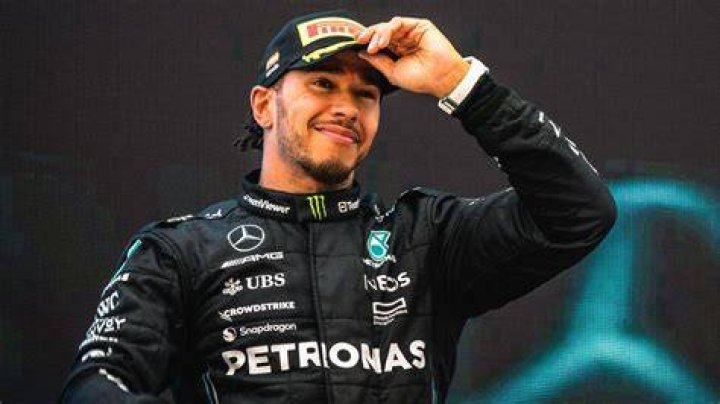 Who are Lewis Hamilton's sisters and mother?